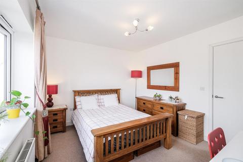 18 King George Way, Chingford, London, E4 7FN