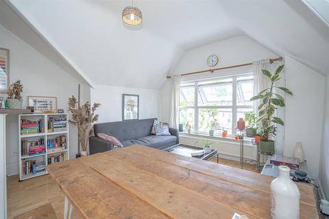 2 bedroom flat to rent, Muswell Hill Road, N10