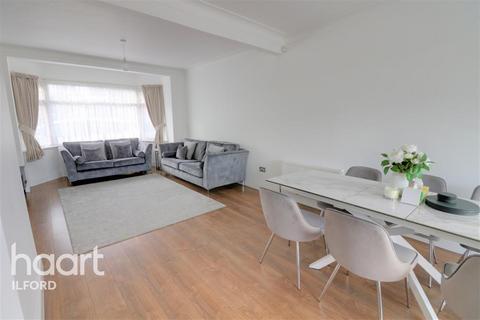 3 bedroom terraced house to rent, Brockham Drive - Gants Hill - IG2