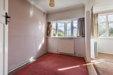 47 Dukes Avenue, Theydon Bois, Epping, CM16 7HQ