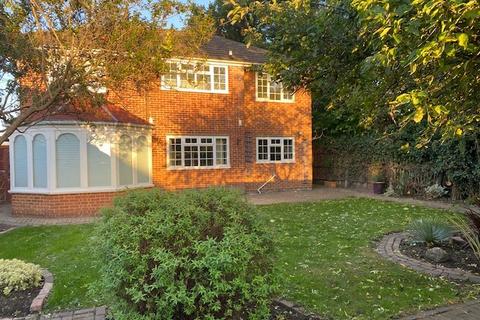 4 bedroom detached house to rent, Royal Avenue, Worcester Park KT4