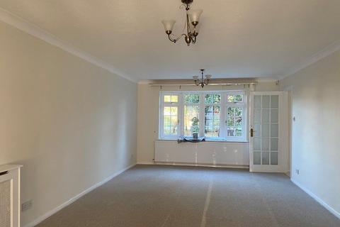 4 bedroom detached house to rent, Royal Avenue, Worcester Park KT4