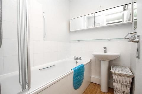 3 bedroom flat to rent, Brighton Road, Worthing BN11