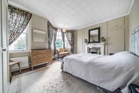 190 Queens Road, London, SW19 8LY