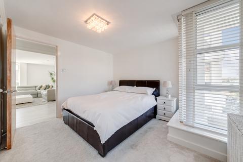 2 bedroom flat for sale, Barrier Point Road, London