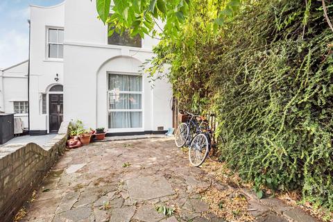 1 bedroom flat for sale, Southampton Way, London, SE5