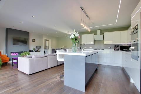 undefined, Middle Road, Tiptoe, Lymington, SO41
