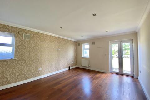 2 bedroom flat for sale, Comet House, New Road, Harlington, UB3 5BZ