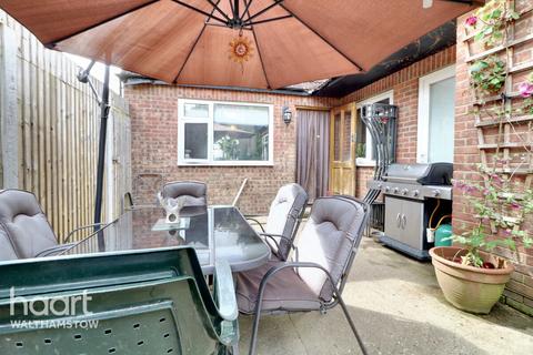 5 bedroom semi-detached house for sale, Eatons Mead, Chingford