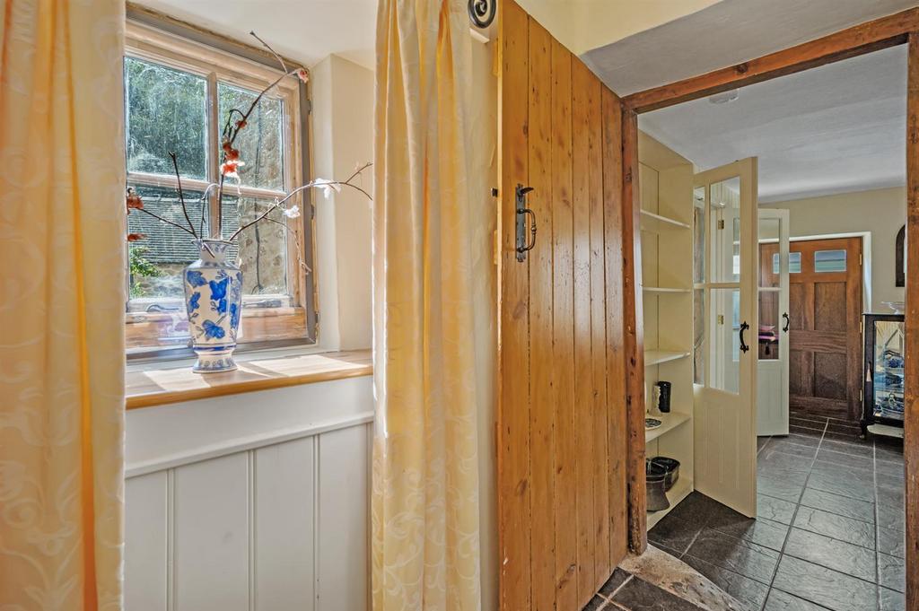 Inner Hallway to Dining Room.jpg