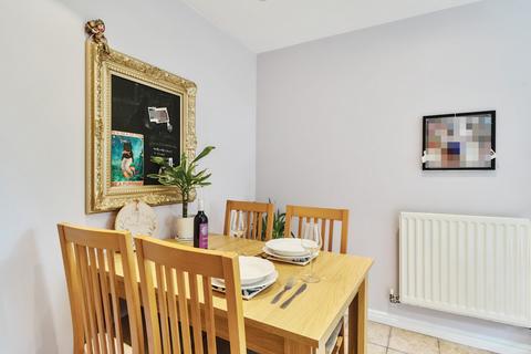 2 bedroom flat for sale, Sandlewood Crescent, Woodlea Park, Meanwood, Leeds, LS6