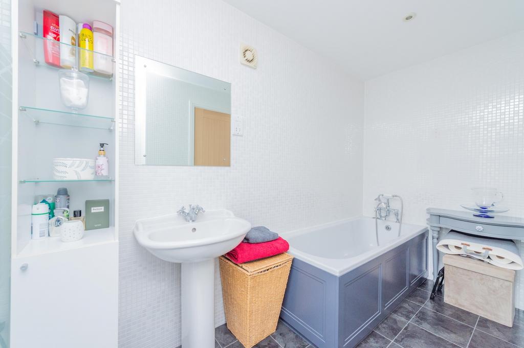 Family bathroom - Matt Bowyer Ewemove Whitchurch a