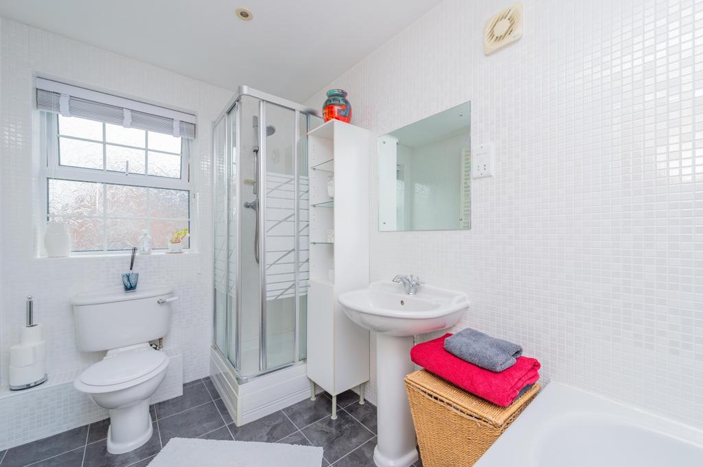 Family bathroom - Matt Bowyer Ewemove Whitchurch a