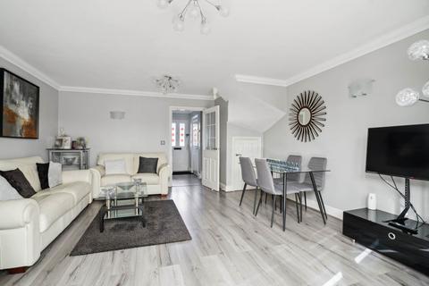 2 Hoopers Mews, Bushey, WD23 1LT
