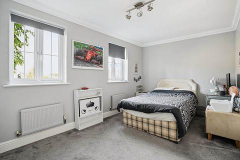 2 Hoopers Mews, Bushey, WD23 1LT