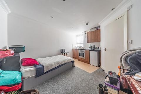 Studio to rent, Seaside, Eastbourne