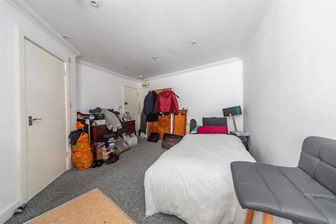 Studio to rent, Seaside, Eastbourne