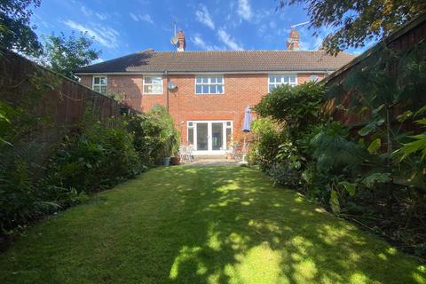 2 bedroom house to rent, Englefield Green, Egham