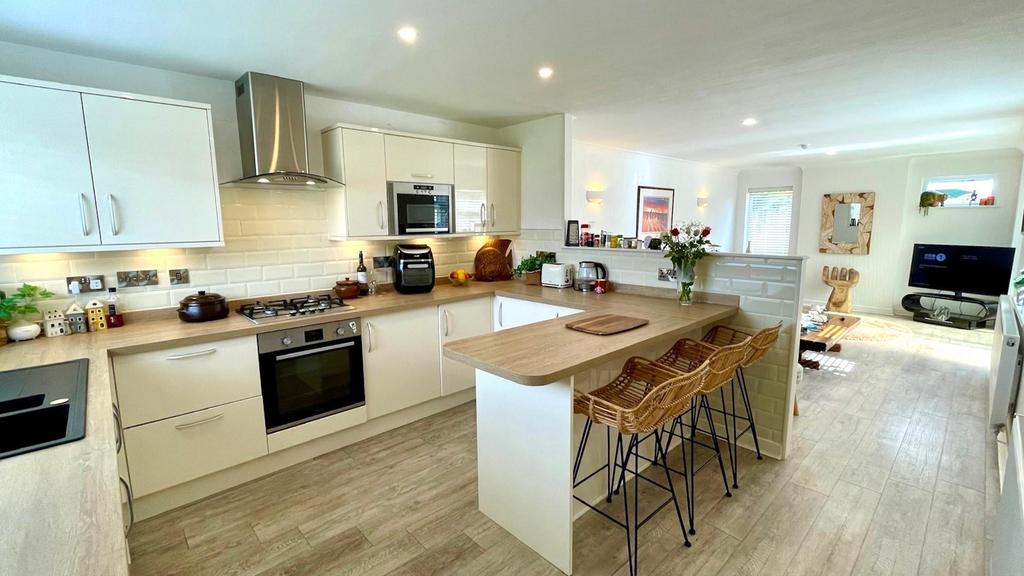 Open plan lounge/ dining room/ kitchen