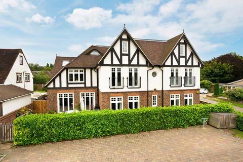 2 bedroom penthouse for sale, Glenavon House, Glenavon Close, Esher, Surrey, KT10