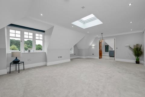 2 bedroom penthouse for sale, Glenavon House, Glenavon Close, Esher, Surrey, KT10