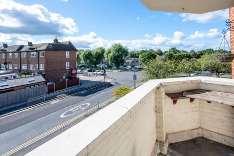 2 bedroom flat for sale, Grand Drive, New Malden, London, SW20