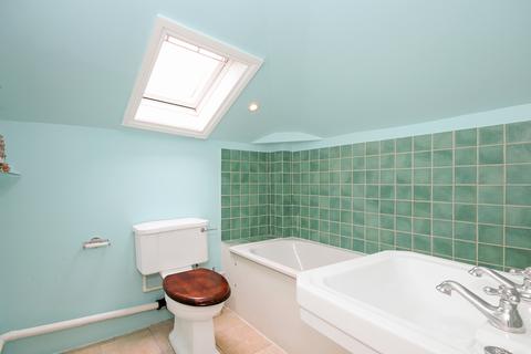 3 bedroom flat to rent, West Hill Road, East Putney, SW18