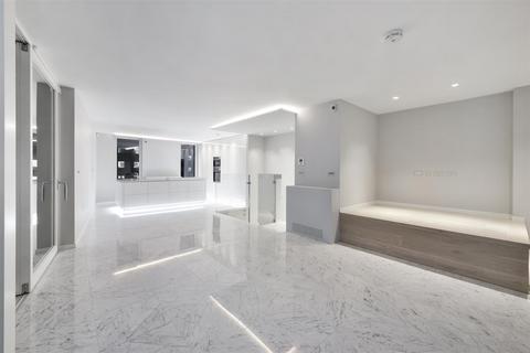 3 bedroom flat for sale, Borough High Street, London, EC4N