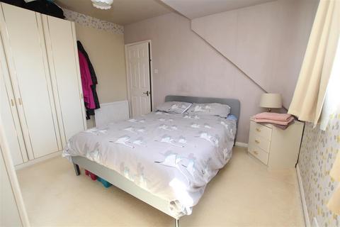 14 Simpson Grove, Bradford, BD10 9SD