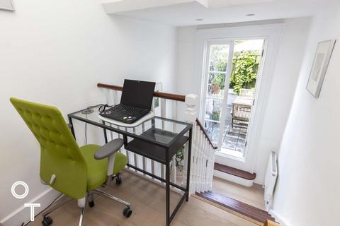 4b Thurlow Terrace, London, NW5 4JB