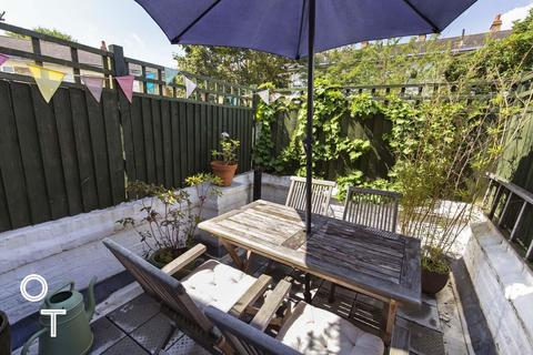 4b Thurlow Terrace, London, NW5 4JB