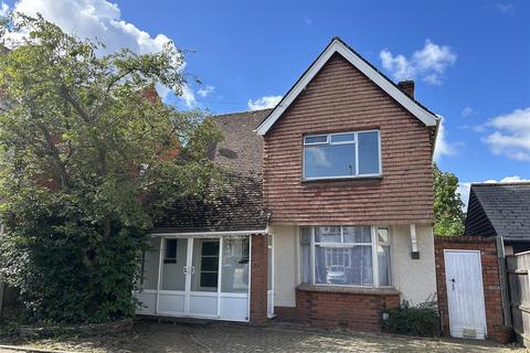 3 bedroom detached house to rent, Hulse Road, Salisbury SP1