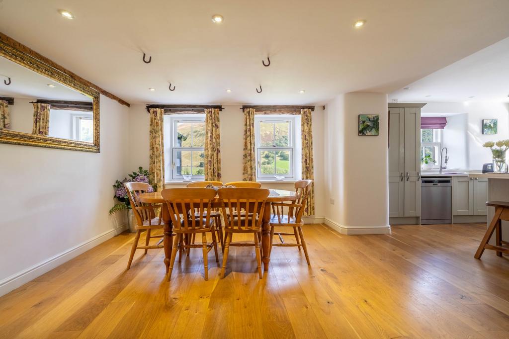Sitting/dining room