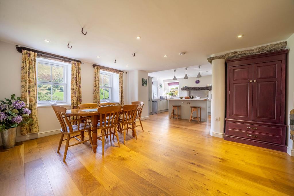Sitting/dining room