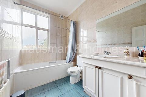 2 bedroom flat for sale, Eagle Lodge, NW11