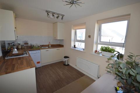 2 bedroom flat to rent, Cavendish Crescent, Newquay