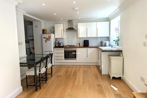 2 bedroom flat to rent, Sylvan Road, Wanstead