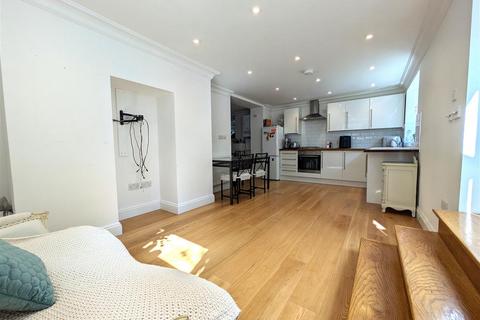 2 bedroom flat to rent, Sylvan Road, Wanstead