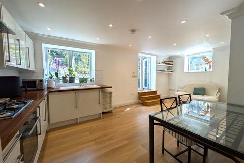 2 bedroom flat to rent, Sylvan Road, Wanstead