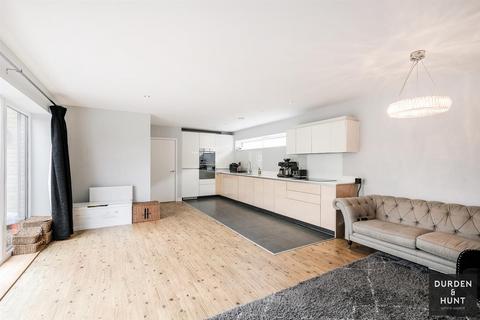23 Charlock Close, Romford, RM3 0LE