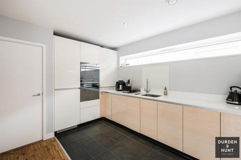 23 Charlock Close, Romford, RM3 0LE