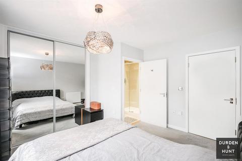 23 Charlock Close, Romford, RM3 0LE