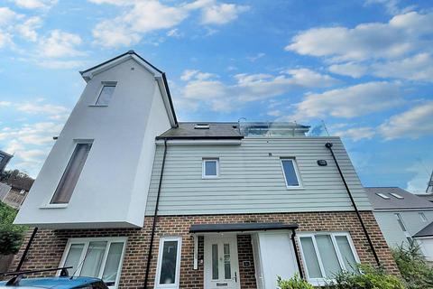 4 bedroom detached house to rent, Safety Bay Close, Rochester ME1