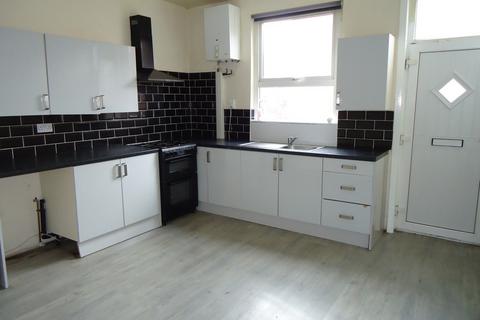 4 bedroom terraced house to rent, Harlech Road, Leeds LS11