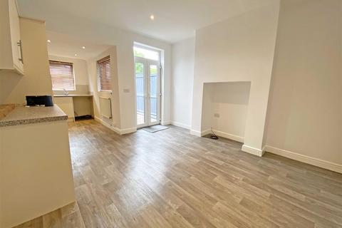 3 bedroom terraced house to rent, Bolsover Street, Nottingham NG15