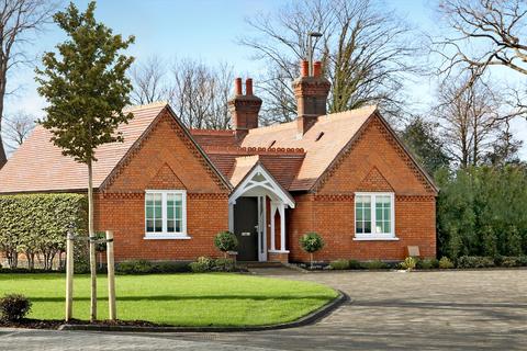 2 bedroom detached house for sale, Broadoaks Park, Parvis Road, West Byfleet, Surrey, KT14