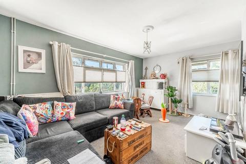 1 bedroom flat for sale, Queens Walk, Ruislip, HA4