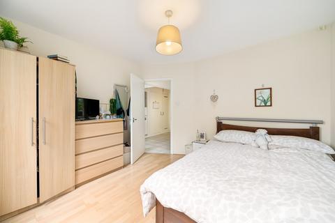 4 bedroom flat to rent, Thomas Baines Road, Battersea SW11