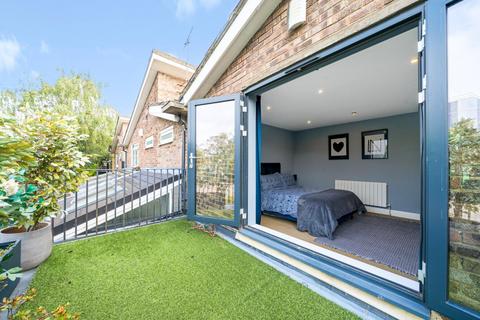 20 Maple Close, London, SW4 8LL