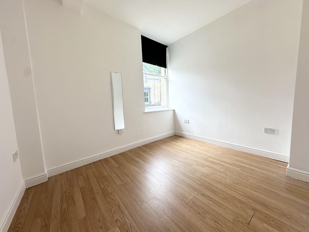 Apartment in Leeds, Morley - View 4